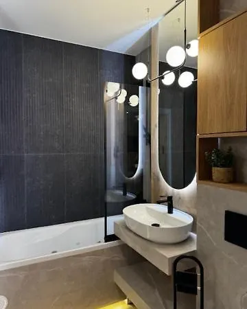 Family & Business Premium No 2 - 1 Bedroom With Private Jacuzzi, Balcony, Parking * Varsavia