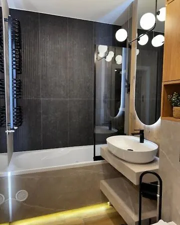 Family & Business Premium No 2 - 1 Bedroom With Private Jacuzzi, Balcony, Parking Apartment Warschau